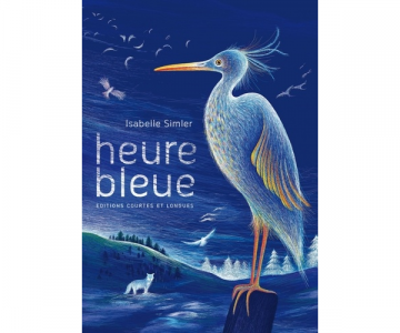 Couverture heure bleue : camaïeu de bleu, en premier plan un oiseau, en second plan la nature avec des oiseaux qui volent et un loup