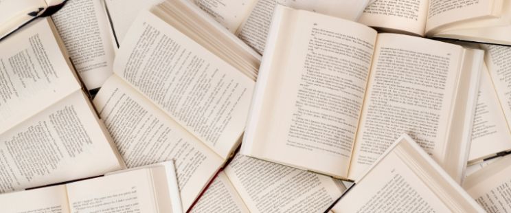 Beaucoup de livres les uns sur les autres 