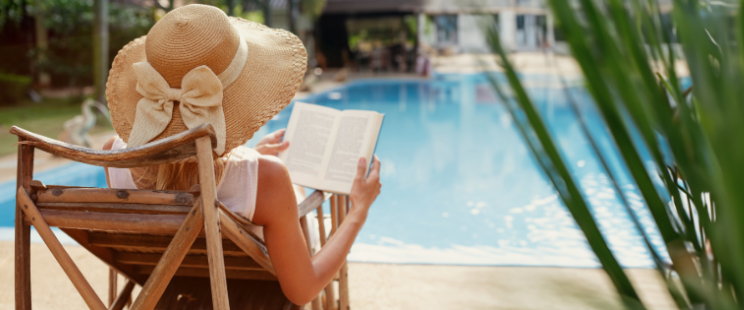 femme qui lit un livre sur un transat
