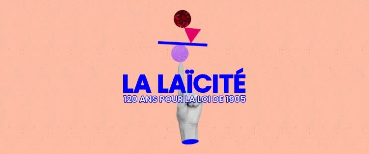 Une main qui tient une balance