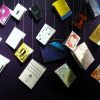 Des livres qui sont suspendus dans l'air. Fond noir, livres colorés